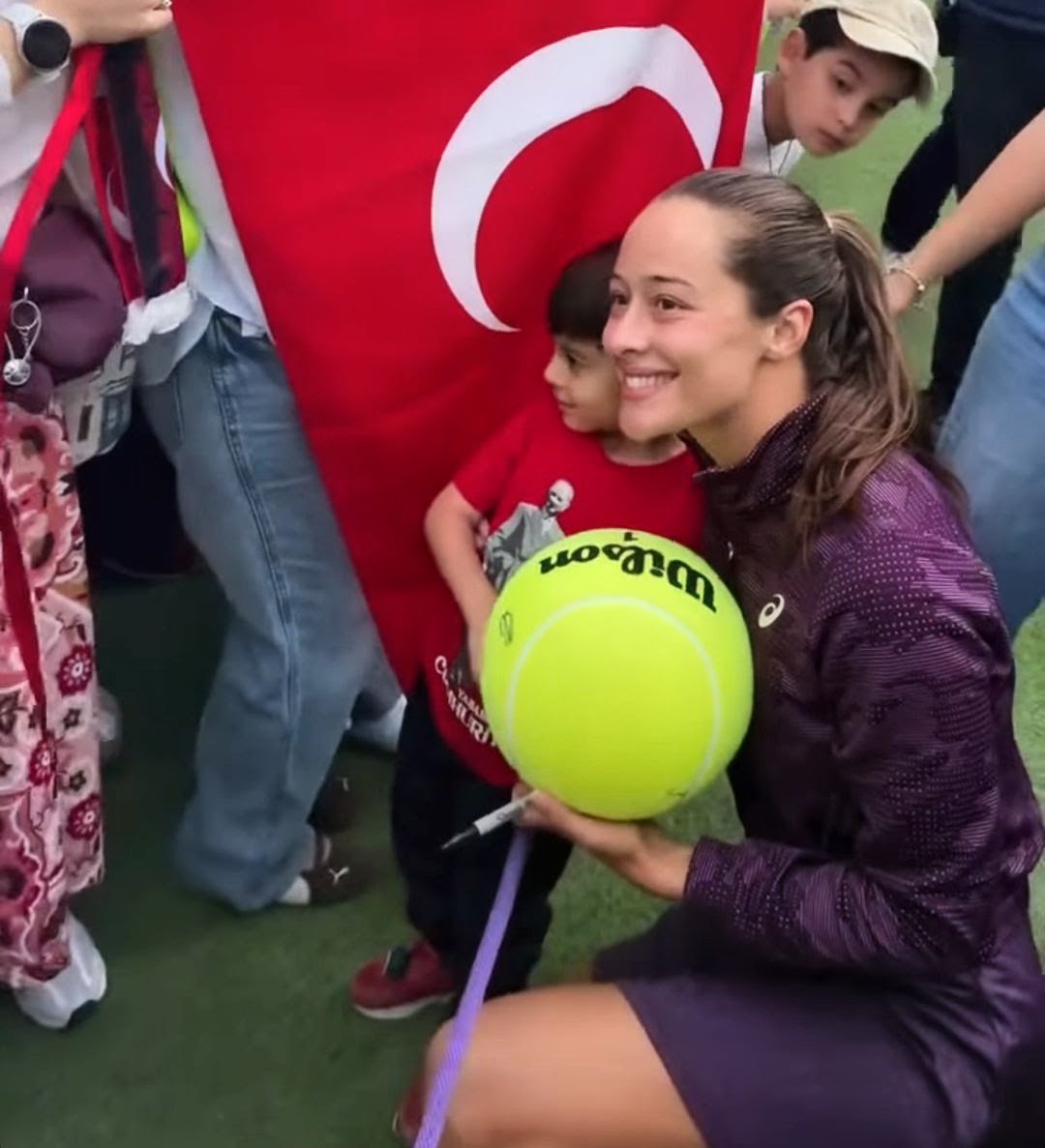 mckinnon88877's tweet photo. Zeynep Sonmez taking photos with fans https://t.co/gCf4sMcEMh