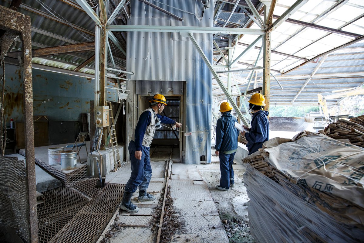 bizen_farm's tweet photo. ✨⛏️ BI-TO 9月発行号の特集は「おしえて、鉱山」⛏️✨

某月某日。備前のローカルマガジン「BI-TO（ビト）」編集部の3人が向かったのは、備前北部・三石にある「土橋鉱山」🚶‍♂️🚶‍♂️🚶‍♂️ ヘルメットに長靴。装備を固めて、知られざる鉱山の地下へ潜入してきました！！

実は、わたしたちの身近な暮らしや、備前焼の原料にもつながっている「鉱石」。どんな場所で、何が採れ、それがどう使われているの？！ BI-TO編集部が掘り下げます⛏️

📖 BI-TO#11は9月下旬発行予定。どうぞお楽しみに！