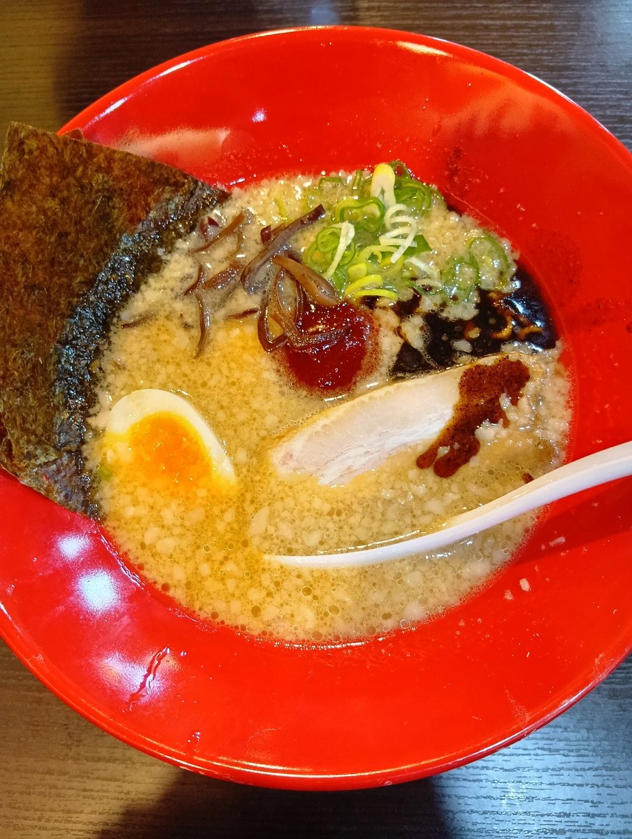 naoki19631202's tweet photo. ランチ🍜あさひかわラーメン村に、ラーメンキャラバン出店の博多一風堂へ、初訪問🚙11時🕚️入店して食券でオーダー。直ぐに満席🈵🪑に⚠️よかった〜アタシは極赤丸新味🍜とチャーハン（小）🐖🍚奥さまは白丸シンプル🍜替玉200円で追加でも行けそう…と、奥さま。細麺で伸びる=大盛❌️替玉⭕️なんだって https://t.co/vOUniqOJM5