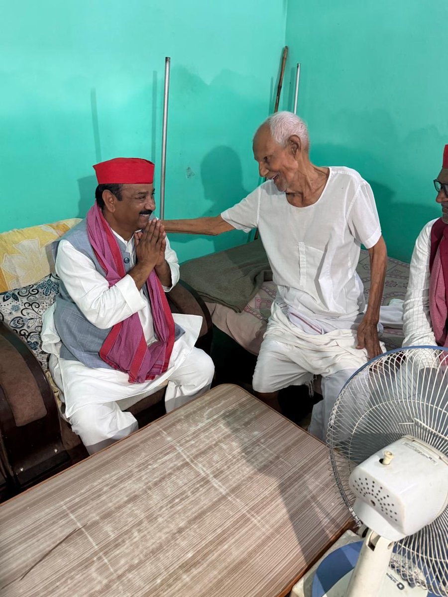 palshyamLalsp's tweet photo. जनपद सिद्धार्थनगर के पूर्व जिलाध्यक्ष श्री राम चंद्र यादव जी के अस्वस्थ होने की जानकारी प्राप्त होने पर उनके आवास पहुँचकर कुशलक्षेम जाना एवं शीघ्र स्वस्थ होने की कामना की। https://t.co/gjAp7B0VUW