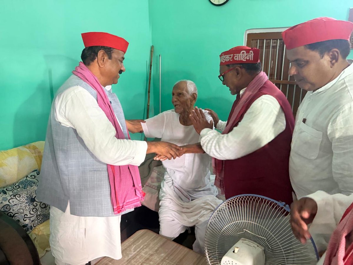 palshyamLalsp's tweet photo. जनपद सिद्धार्थनगर के पूर्व जिलाध्यक्ष श्री राम चंद्र यादव जी के अस्वस्थ होने की जानकारी प्राप्त होने पर उनके आवास पहुँचकर कुशलक्षेम जाना एवं शीघ्र स्वस्थ होने की कामना की। https://t.co/gjAp7B0VUW