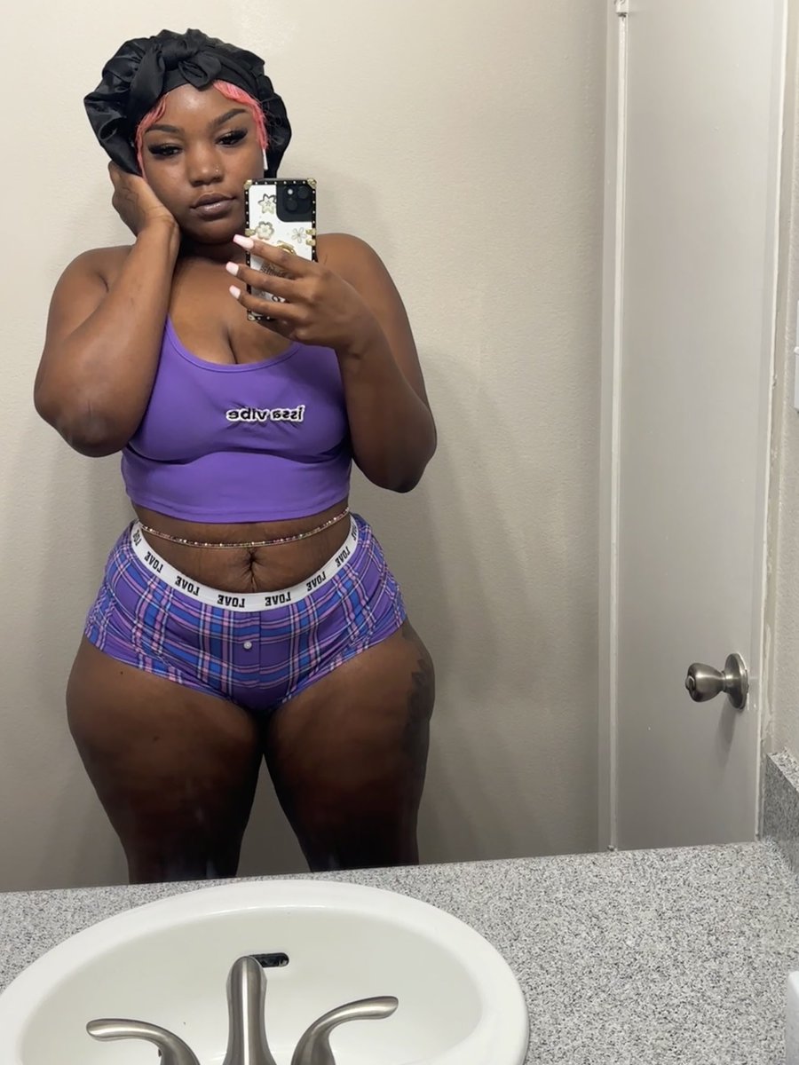 Realjuicyyboo's tweet photo. Purple look good on me or what? 😌💜 https://t.co/CB6inocnR8