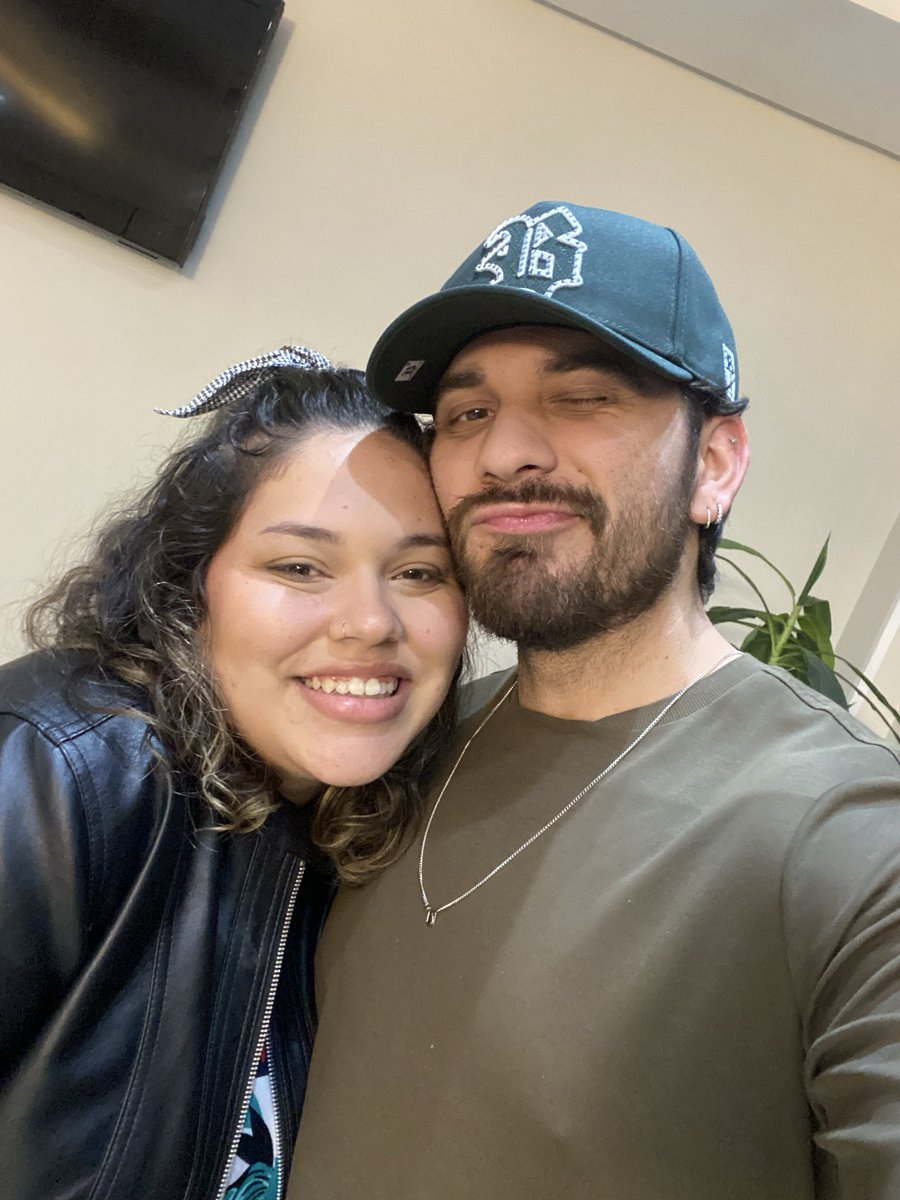 ChristiniManu's tweet photo. eu e o primeiro brasileiro da história a cantar no palco principal do maior festival Country dos EUA 

Muito bom ter ídolo internacional https://t.co/Bs4qJqjcAX