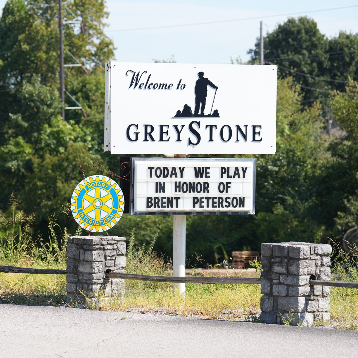 Image of the sign outside GreyStone golf course that reads "Today we play in honor of Brent Peterson"