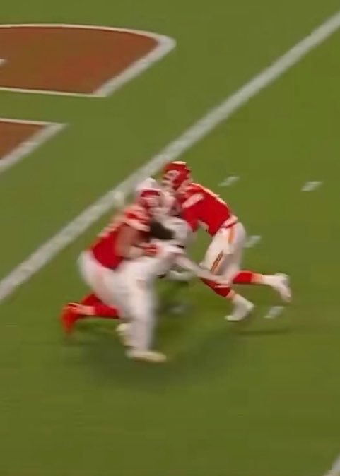 HaterReport's tweet photo. Refs in midseason form. Cheating for Patrick Mahomes already. 

THE CHIEFS ARE BACK. https://t.co/JDuXPlNgvJ