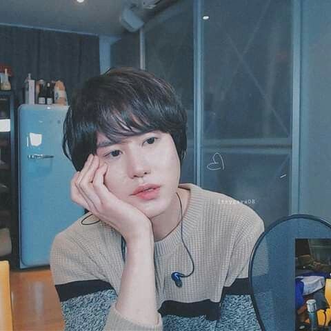 pearlaquapanda_'s tweet photo. Kyuhyun resting his hand on his chin during KyuTV live 💋

1/2

#KYUHYUN #규현 #KyuTV #규티비 https://t.co/SAsXHS0Us3
