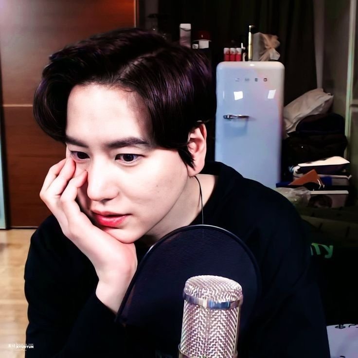 pearlaquapanda_'s tweet photo. Kyuhyun resting his hand on his chin during KyuTV live 💋

1/2

#KYUHYUN #규현 #KyuTV #규티비 https://t.co/SAsXHS0Us3