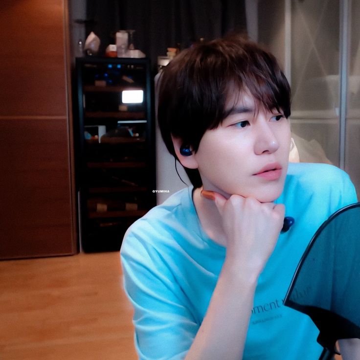 pearlaquapanda_'s tweet photo. Kyuhyun resting his hand on his chin during KyuTV live 💋

1/2

#KYUHYUN #규현 #KyuTV #규티비 https://t.co/SAsXHS0Us3