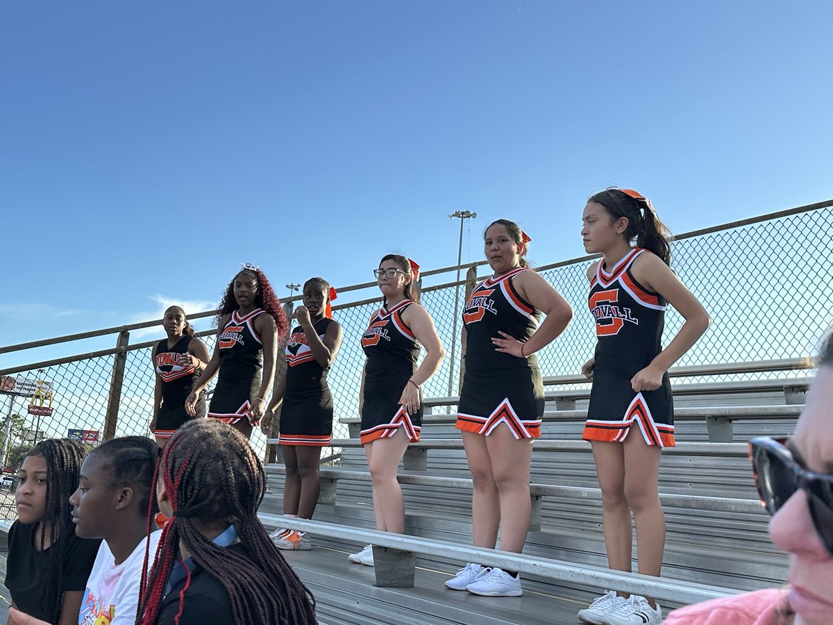 StovallMS_AISD's tweet photo. Stovall Cheerleaders today at the 7th grade football game!  Way to go, ladies!  Keep up the great work!  @DrWynneLaToya @ThronburgA @A_TeamAthletics #StovallCheer https://t.co/oXWeSxKM1j