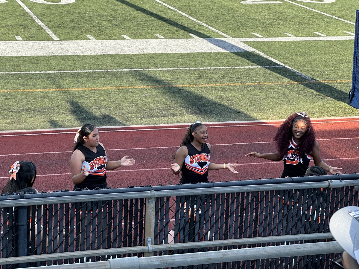 StovallMS_AISD's tweet photo. Stovall Cheerleaders today at the 7th grade football game!  Way to go, ladies!  Keep up the great work!  @DrWynneLaToya @ThronburgA @A_TeamAthletics #StovallCheer https://t.co/oXWeSxKM1j