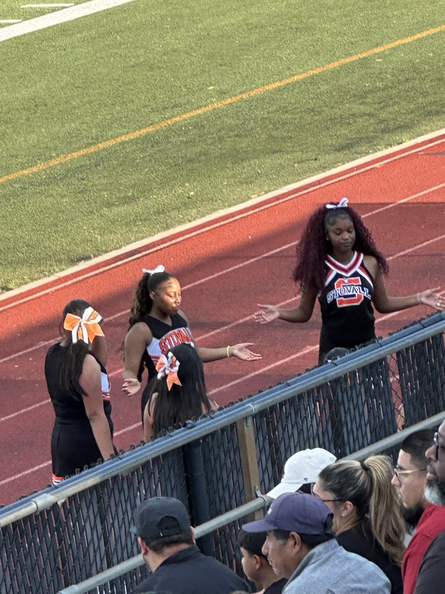 StovallMS_AISD's tweet photo. Stovall Cheerleaders today at the 7th grade football game!  Way to go, ladies!  Keep up the great work!  @DrWynneLaToya @ThronburgA @A_TeamAthletics #StovallCheer https://t.co/oXWeSxKM1j