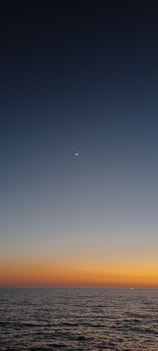 Hasmakunnu_'s tweet photo. Bulan dan venus kemarin sore menjelang magrib. MasyaaAllah, aslinya lebih cantik apalagi pas malam 😇 https://t.co/UW5gm9EJmg