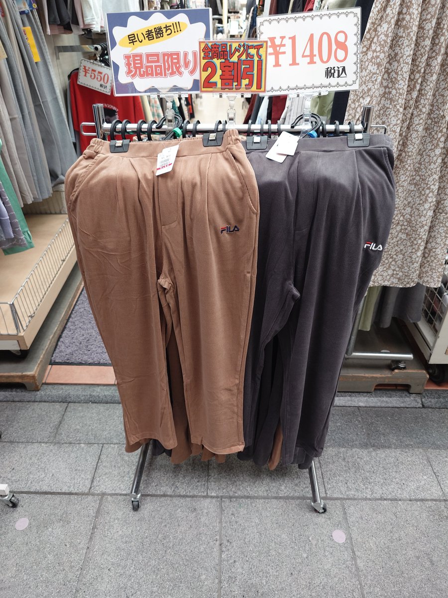 Marble194710's tweet photo. おはようございます。本日はマーブル恒例の得の市です！雨が多くて売上が悪いので今日は急遽2割引きセールとなりました！今日も生憎の天気ですが店頭店内お買い得商品がたくさんあるのでぜひご来店下さいませ！

#マーブル #マーブル吉祥寺店 #吉祥寺 #営業中 #得の市 #全品二割引き #超特価 https://t.co/nGpQ4jUxmn