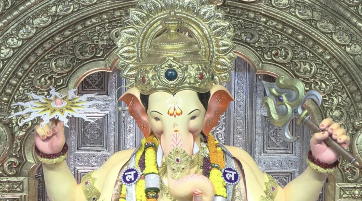 omganesh88999v2's tweet photo. 15.09.2026 รอบเช้าวันนี้ องค์พ่อมาในชุดกางเกงผ้านุ่งสีม่วงบานเย็นค่ะ หล่อลอยมาอีกแล้วเช่นเคย จะบอกว่า รู้สึกว่าปีนี้องค์พ่อออร่ามาก ผิวผ่องสุด ยิ้มหวานพร้อมประทานพร

ถ้าใครที่ได้ดูคลิปจะได้ยินเสียงสาวกตะโกนอังกอร์ตลอดว่า ‘Ganpati Bappa Morya, Mangal Murti Morya Jai lalbaug cha raja ji’ เป็นบทสรรเสริญองค์พระพิฆเนศเลยก็ว่าได้ค่ะ องค์พ่อพระพิฆเนศ ผู้มีรูปลักษณ์เป็นมงคล ขอชัยชนะมีต่อองค์ลาลบาคจาราชา ส่วนคำว่า ‘โมรยา’ นั้น มาจากชื่อของสาวกผู้จงรักภักดีต่อพระคเณศอย่างเป็นที่สุด การเปล่งวาจาด้วยประโยคข้างต้นนี้ จึงถือเป็นการตะโกนบอกรักองค์พ่อ พร้อมทั้งเอ่ยนามของสาวกผู้เป็นหนึ่งเดียวกับพระผู้เป็นเจ้าเสมอค่ะ 🌺

เพราะความสัมพันธ์ของพระพิฆเนศกับเราทั้งหลาย ไม่ใช่ความสัมพันธ์แบบพระผู้เป็นเจ้ากับสาวก แต่เป็นความสัมพันธ์แบบ ‘พ่อกับลูก’ เป็นความสัมพันธ์แบบคนในครอบครัวค่ะ^^