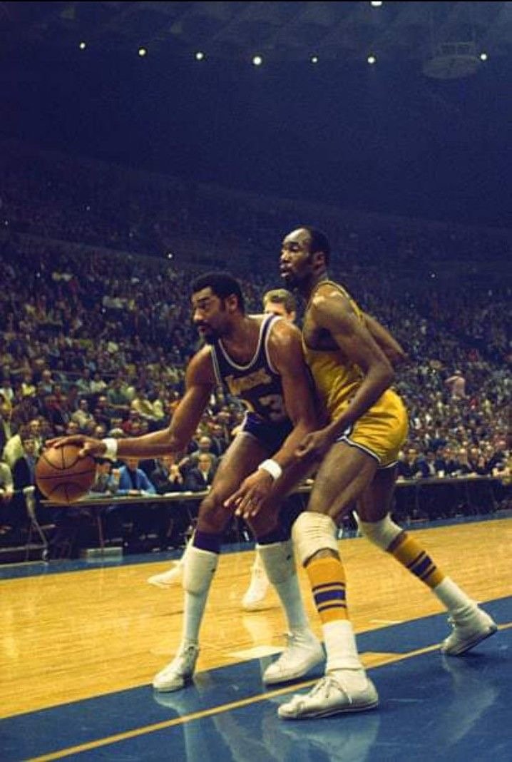 BBallNowandThen's tweet photo. Low post legends matching up - Wilt Chamberlain and Nate Thurmond https://t.co/Qxm9truYWW