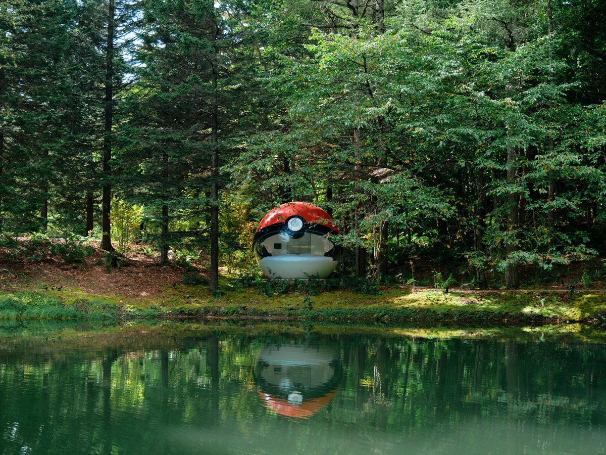 notahotel_inc's tweet photo. ポケモン30周年、『Pokémon Sleep』3周年を記念したモンスターボール型ホテル「Poké Ball-Themed Hotel」のデザインをNOT A HOTEL ARCHITECTSが手がけました。

まるでポケモンの世界に入り込んだかのような宿泊体験が待つ室内には、NOT A HOTELのスマートホームチームがオリジナルで開発したシステムを導入。設置されたiPadから好きなポケモンを選ぶと、消灯時に選んだポケモンに合わせた照明演出が空間を彩ります。

このプロジェクトは、『Pokémon Sleep』のアプリユーザーを対象に実施する、X上でのSNSキャンペーン当選者に向けた特別企画です。キャンペーン期間中、一般販売および一般公開は行いません。

https://t.co/hC73e0Hk1r