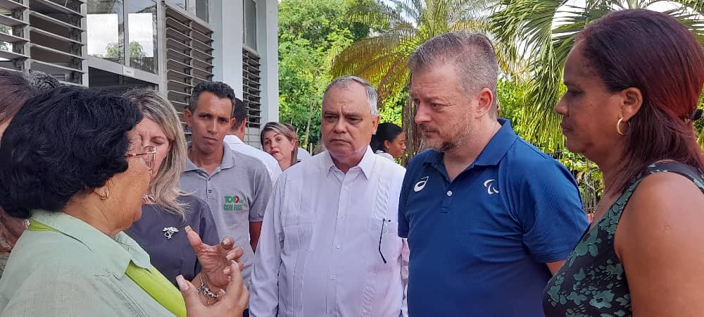 CubaMined's tweet photo. 🇨🇺 Cuba recibe por primera vez al presidente del Comité Paralímpico Internacional, Andrew Parsons. Visitó la Escuela Solidaridad con Panamá y expresó conmovido:

"Todos tenemos derecho a la educación, al deporte y al arte". ❤️

#CubaInclusiva #DeporteParaTodos 🇨🇺💙 https://t.co/65DqJwZeII