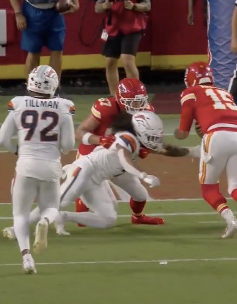 HaterReport's tweet photo. Blatant cheating right in front of the referee. 

The Chiefs are so back! https://t.co/DppO04Gy2E