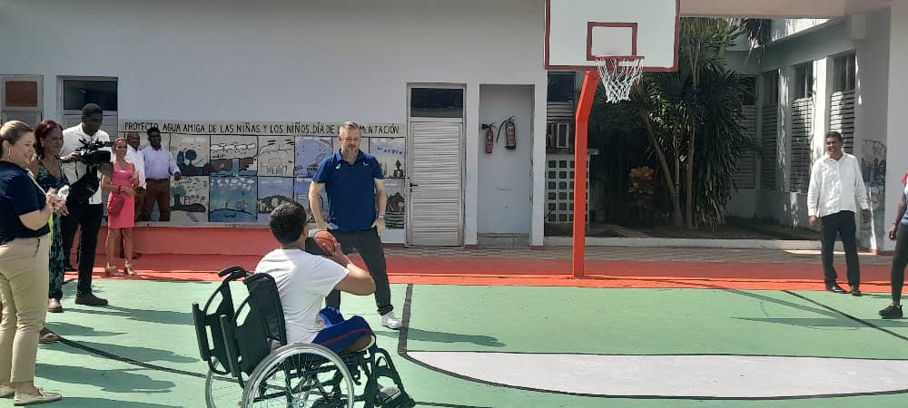 CubaMined's tweet photo. 🇨🇺 Cuba recibe por primera vez al presidente del Comité Paralímpico Internacional, Andrew Parsons. Visitó la Escuela Solidaridad con Panamá y expresó conmovido:

"Todos tenemos derecho a la educación, al deporte y al arte". ❤️

#CubaInclusiva #DeporteParaTodos 🇨🇺💙 https://t.co/65DqJwZeII