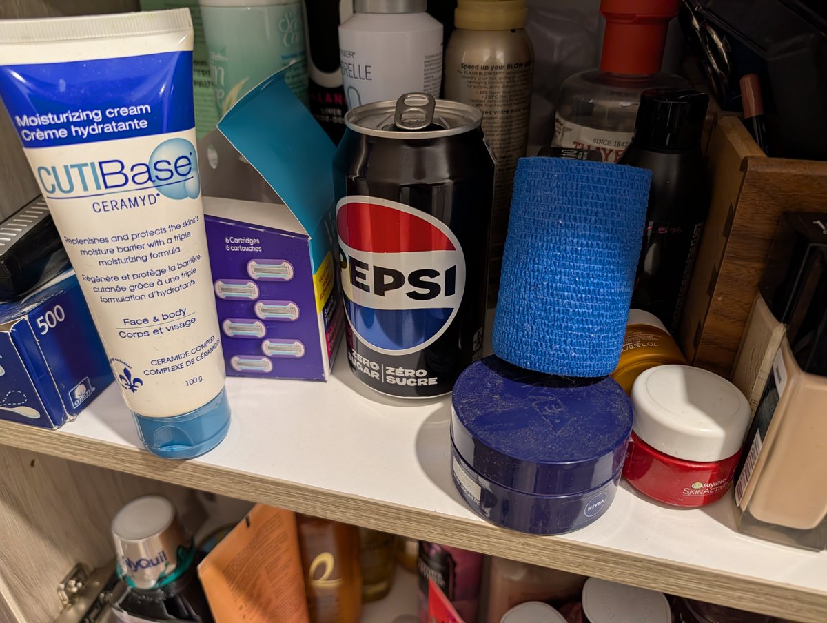Scarkitty173's tweet photo. Aint no way i misplaced a full pepsi from idk how many days ago and im only finding it now 🤡

EDIT: IT WAS THERE SINCE FRIDAY EVENING AFTER I SMOKED A FUCK TON OF WEED https://t.co/ZhQ6iobJfe