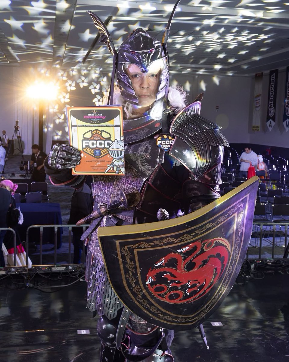 lamolemx's tweet photo. 🎉 ¡Ellos ganaron la FIRST CLASS COSPLAY COMPETITION de #AniMole4!
🏆#HéroeDeLaMole https://t.co/UoQzT8TeNy (Daemon Targaryen)
💫MENCIONES
🏅Alpha Armor: Cheyenne Cosplay
🎖️Perfect Fit: https://t.co/NCTHZsPZc4 (Gentildonna)
🏵️Rising Star: https://t.co/rtRUNZ64j3 (Dio) https://t.co/DKioLQTHvF