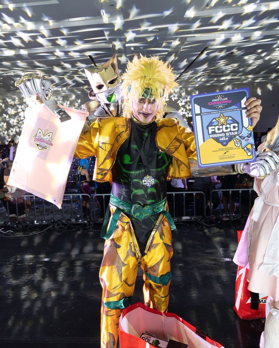 lamolemx's tweet photo. 🎉 ¡Ellos ganaron la FIRST CLASS COSPLAY COMPETITION de #AniMole4!
🏆#HéroeDeLaMole https://t.co/UoQzT8TeNy (Daemon Targaryen)
💫MENCIONES
🏅Alpha Armor: Cheyenne Cosplay
🎖️Perfect Fit: https://t.co/NCTHZsPZc4 (Gentildonna)
🏵️Rising Star: https://t.co/rtRUNZ64j3 (Dio) https://t.co/DKioLQTHvF