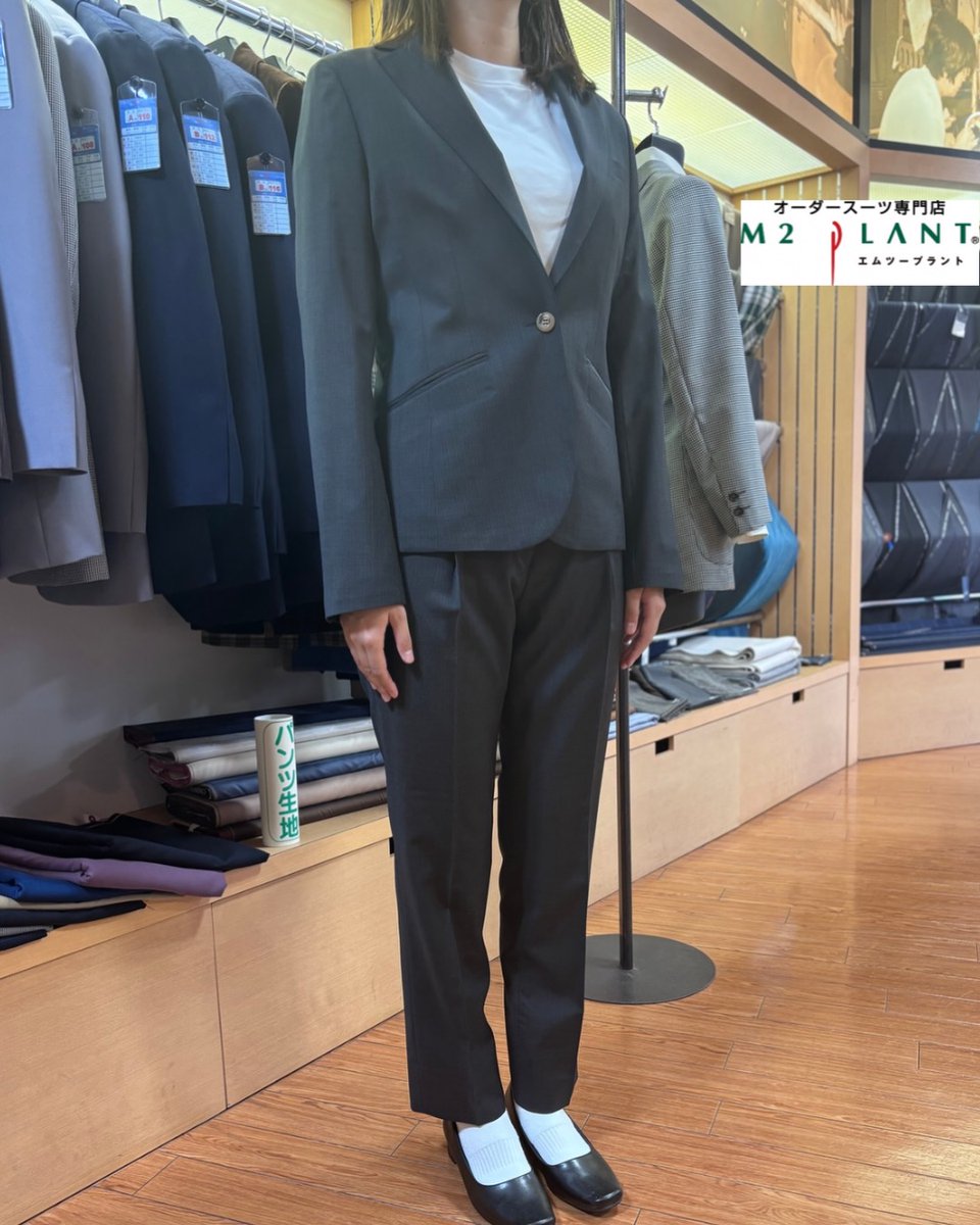 m2plant's tweet photo. お客様にお仕立ていただいたスーツのご紹介です♪
made in Italy MARZOTTO社からダークブラウンに薄っすらネイビーのストライプが入った、アズーロ・エ・マローネカラーの生地。洗練されたモダンな印象です😉
U様ありがとうございました♪
#M2PLANT #オーダースーツ https://t.co/P9RE06C1xX