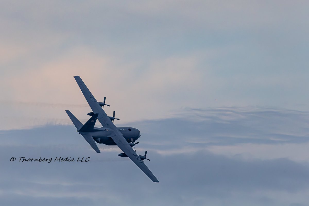 ThornbergMedia's tweet photo. Lockheed C-130 Hercules at the #wingsovermuskegon Air Show. Muskegon MI. #aviation #aviationphotography #USAirForce #airforce #c130 #herc #photography #airshowphotography #USAF #America https://t.co/oIW2yTP4TY