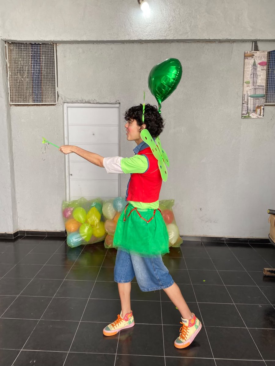 __m4nuuOK's tweet photo. Bueno ya que sigue tendencia #Margarita3 miren mi outfit de "Alegrhada" que usé para un evento de beneficencia del dia del niño en mi ciudad. 💚🌼🫡 https://t.co/T1I9YIuQRu