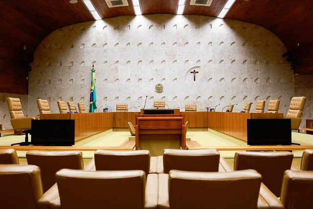 roberta_bastoss's tweet photo. SE A REGRA VALE PARA UNS, TEM QUE VALER PARA TODOS

No caso Alexandre de Moraes, a discussão é sobre a relação do ministro com Daniel Vorcaro, ex-dono do Banco Master, e sobre se existem elementos que justifiquem investigação e eventual impedimento ou suspeição de quem for julgar o caso.

E é justamente aí que está o ponto, impedimento não pode ser uma regra seletiva.

Se um ministro deve se afastar porque possui uma relação relevante com alguém envolvido no caso, o mesmo critério precisa ser aplicado a qualquer outro ministro que esteja em situação equivalente.

Inclusive, já há ministro que se declarou suspeito em processos relacionados ao Banco Master.

Não se trata de defender Moraes ou Mendonça. Trata-se de defender uma regra básica, a mesma régua para todos.

Se há conflito, que se declare. Se não há, que se explique claramente por quê.

Porque a credibilidade do STF depende não apenas da decisão final, mas também da imparcialidade de quem decide.