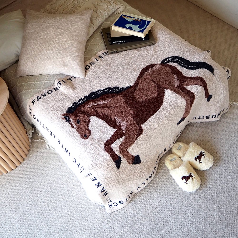 hemings_inc's tweet photo. おはようございます。
季節の変わり目に役立つ、ふわもちな手触りが心地いい「FTモールニットブランケット」が入荷しました✨ふんわり暖かく、馬・ねこ・犬モチーフの可愛すぎないデザインがポイント◎肌寒い日のおともにおすすめです☺️
⬇️詳細
https://t.co/GEaX8qaJzC
#企業公式が朝の挨拶を言い合う https://t.co/xg6v7rAKie