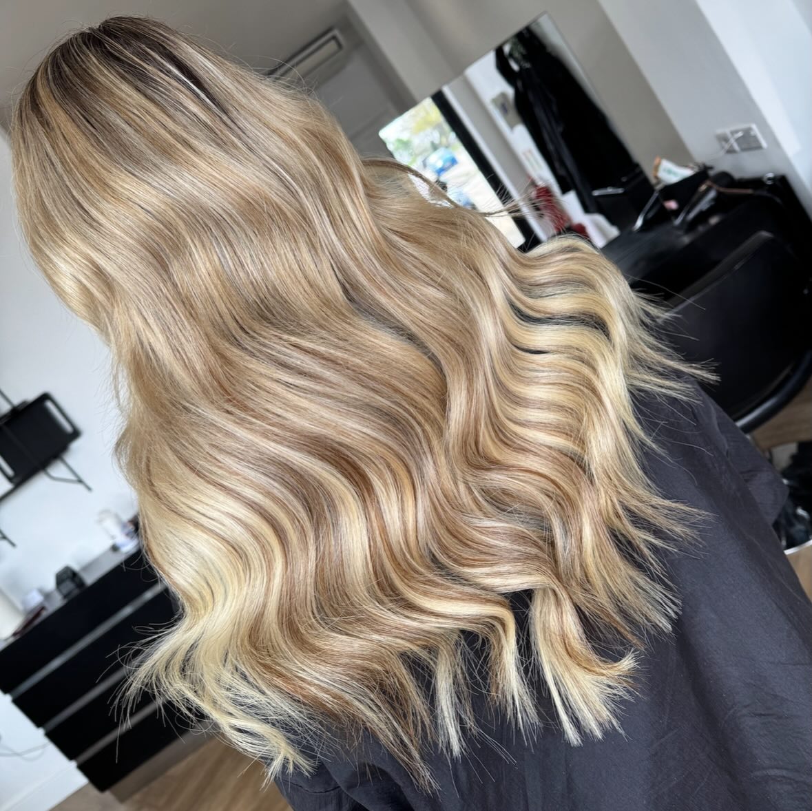 PatrickEvans8's tweet photo. Dimensional blondes👑
The most popular ask atm! Embracing your natural colour into your blonde for extra health, shine &amp; less maintenance 😘
📲 𝔹𝕠𝕠𝕜𝕚𝕟𝕘𝕤 - 𝔻𝕄 @𝕤𝕜𝕪𝕖𝕤_𝕙𝕒𝕚𝕣𝕩
♡︎ 𝙼𝚘𝚕𝚕𝚢𝚖𝚊𝚎 𝚅𝚘𝚕𝚞𝚖𝚎 𝚌𝚞𝚛𝚕𝚜
💃🏼 https://t.co/3QtUAtqSrj