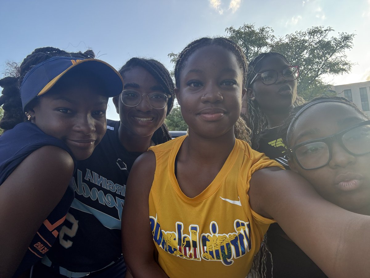 brielle_creque's tweet photo. Had so much fun at the @MSUBearsSB camp! 🧡💙 Thank you Coach Shock and Coach G for a great camp. I appreciate all of the feedback. After the camp, I got to see some of my @USVIRBI teammates!! 🇻🇮💛 https://t.co/4j1Z1jOVe9