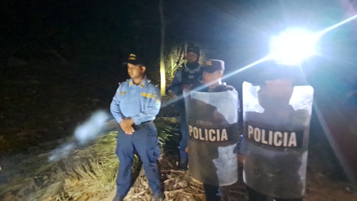 baraudawaguchu's tweet photo. Denunciamos!!! que a estas horas de la noche la policia nacional, DPI, FFAA, Naval, acompañados de un representante de la PGR,  continuan intimidando y destruyendo las casas de campaña y hurtando las pertenencias de nuestros compañeros y compañeras que se encuentran en el Cayo Menor, Cayos Cochinos donde se esta desarrollando el Reality Show de los españoles y uno de los policias agredió a nuestra compañera Mabel Robledo.  Les responsabilizamos a todos ellos de todos los daños ocasionados a nuestro pueblo, solo para proteger los intereses de la Fundación Cayos Cochinos, conformada por empresarios de este pais.
La sentencia de los Cayos Cochinos emitida por la Corte Interamericana es clara, el gobierno debe efectuar Consulta Previa a cualquier actividad que se haga en ese archipielago
Alto a la Represión contra nuestro pueblo Garifuna!!!
Exigimos respeto de este gobierno espurio a nuestro pueblo!!