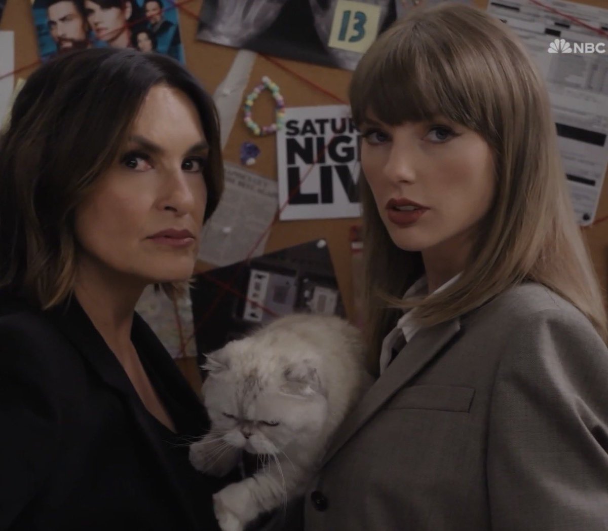 PopBase's tweet photo. Taylor Swift and Mariska Hargitay for a ‘Law &amp; Order: SVU’ skit at the #Emmys. https://t.co/9iuZ973Qaf