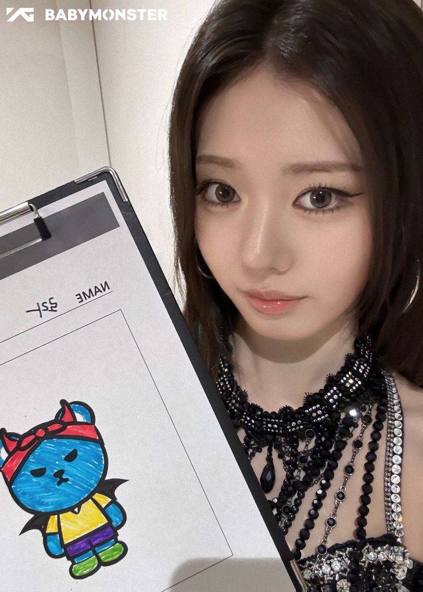 ImKRUNKKK's tweet photo. ⋰
BABYMONSTER 
京セラドーム大阪公演 開催記念✨
⋱

メンバーがKRUNKをデザイン🎨
#RORA のデザインはこちら‼️

▼チケットお申し込みはこちら
📍イープラス
https://t.co/CUBqLenGKx
📍ローチケ
https://t.co/VegMHOkshb
📍ぴあ
https://t.co/ej4179QRmd

#BABYMONSTER #ベイビーモンスター #ローラ
#KRUNK #クランク