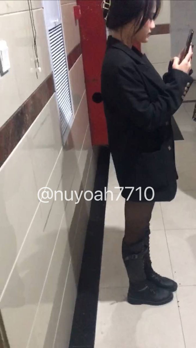 saolou555's tweet photo. https://t.co/PG8viDC4Yo远看就知道是个美女，运气也不错脱在门口了！刚脱就闻贼爽的热脚味，一直闻到里面没温度不热真的超爽。  #扫楼打胶 #恋足 #原味 https://t.co/f7f6Fz2rBy