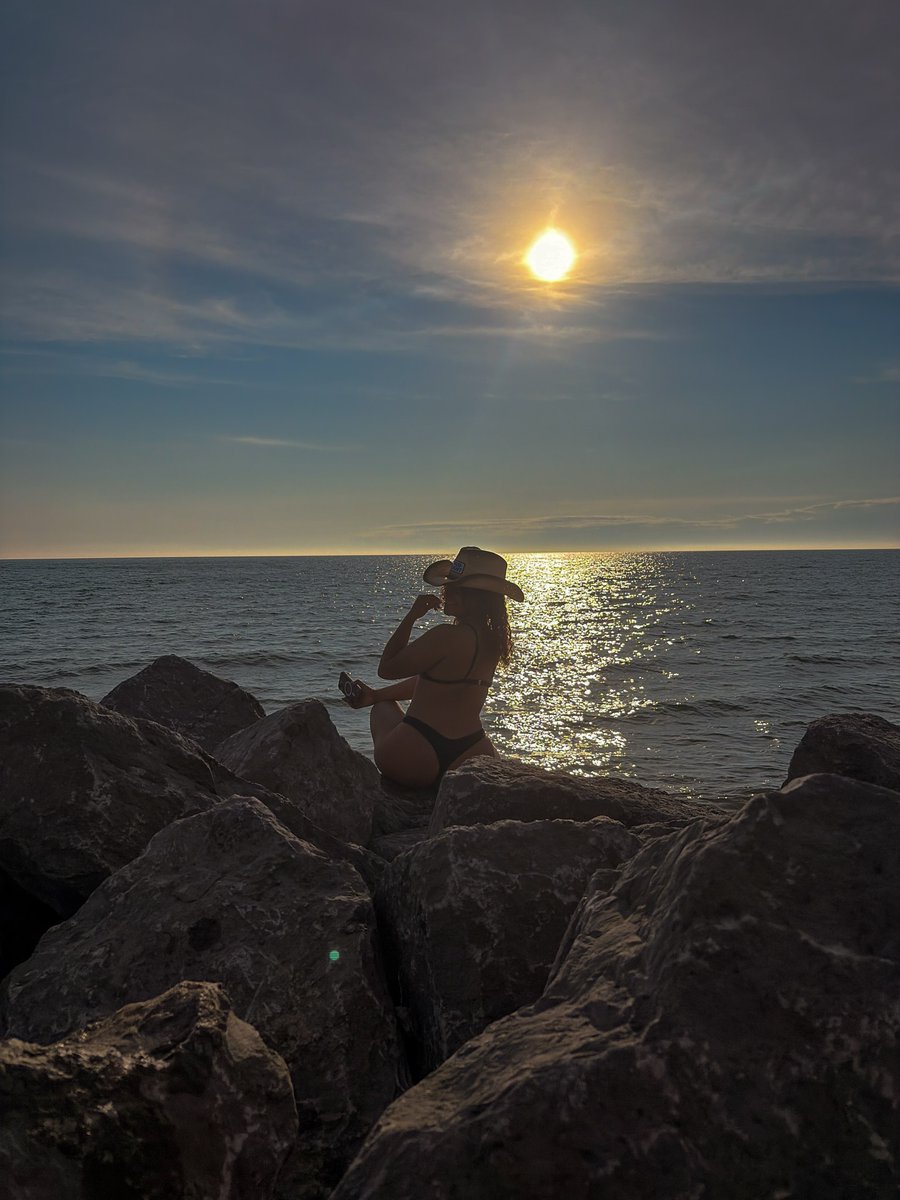 biank_k's tweet photo. Sunsets and memories linger long after the day ends. https://t.co/M5eK1cy4Qo