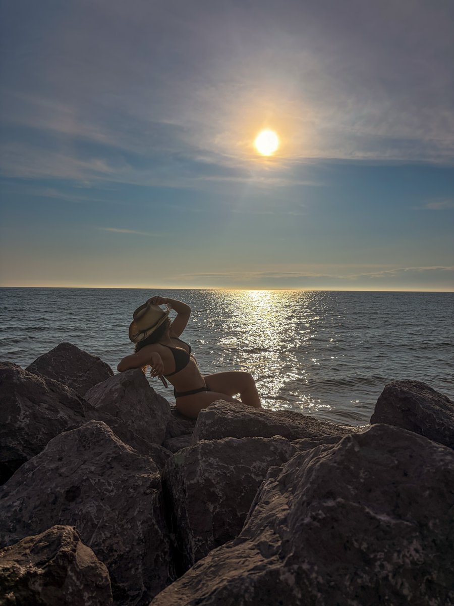 biank_k's tweet photo. Sunsets and memories linger long after the day ends. https://t.co/M5eK1cy4Qo