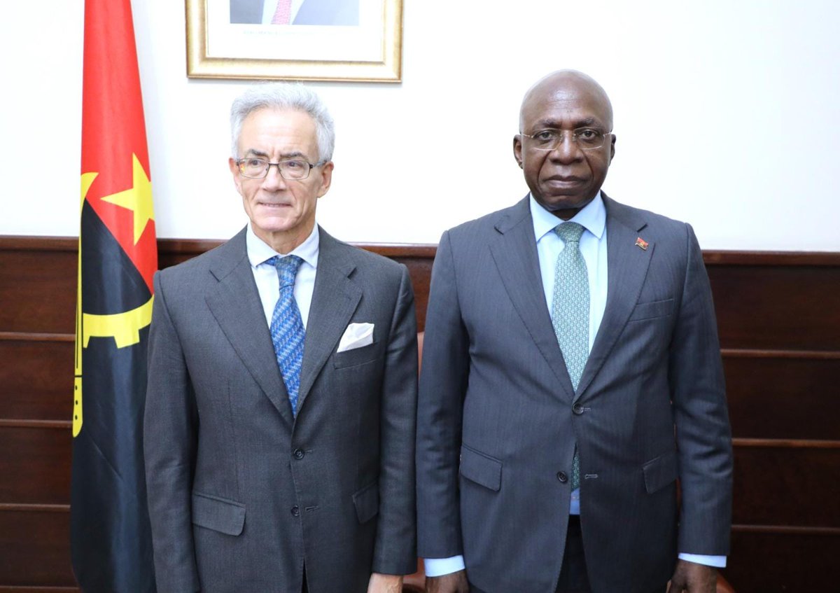 AngolaEmbassyJP's tweet photo. O ministro das Relações Exteriores, Téte António, recebeu, hoje, em Luanda, o embaixador de Espanha, Manuel Lajerreta, com quem abordou a participação de Angola na XXX Cimeira Ibero-Americana de Chefes de Estado e de Governo. https://t.co/5H6R7um9Ca