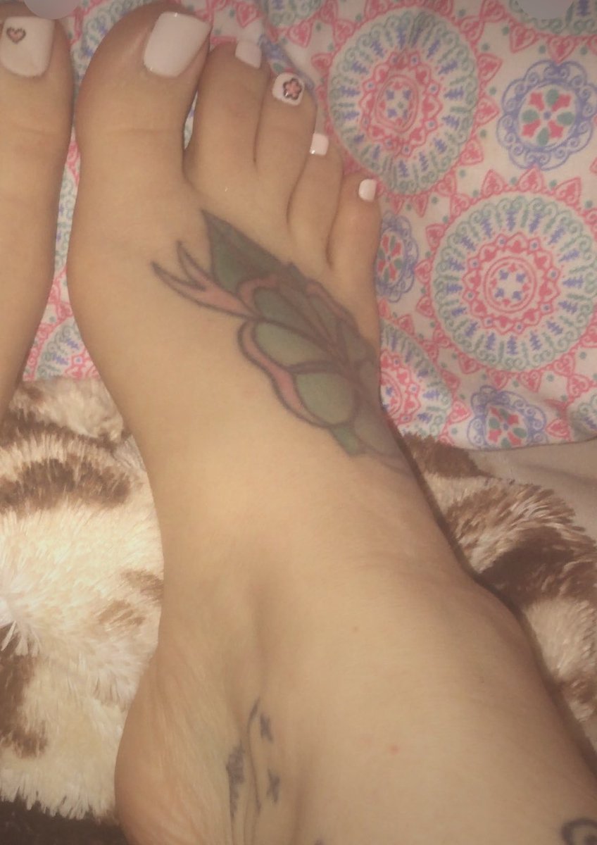 cuddlebrat's tweet photo. laying in bed, feet being neglected af #footfetish https://t.co/hiRDwdQTZY