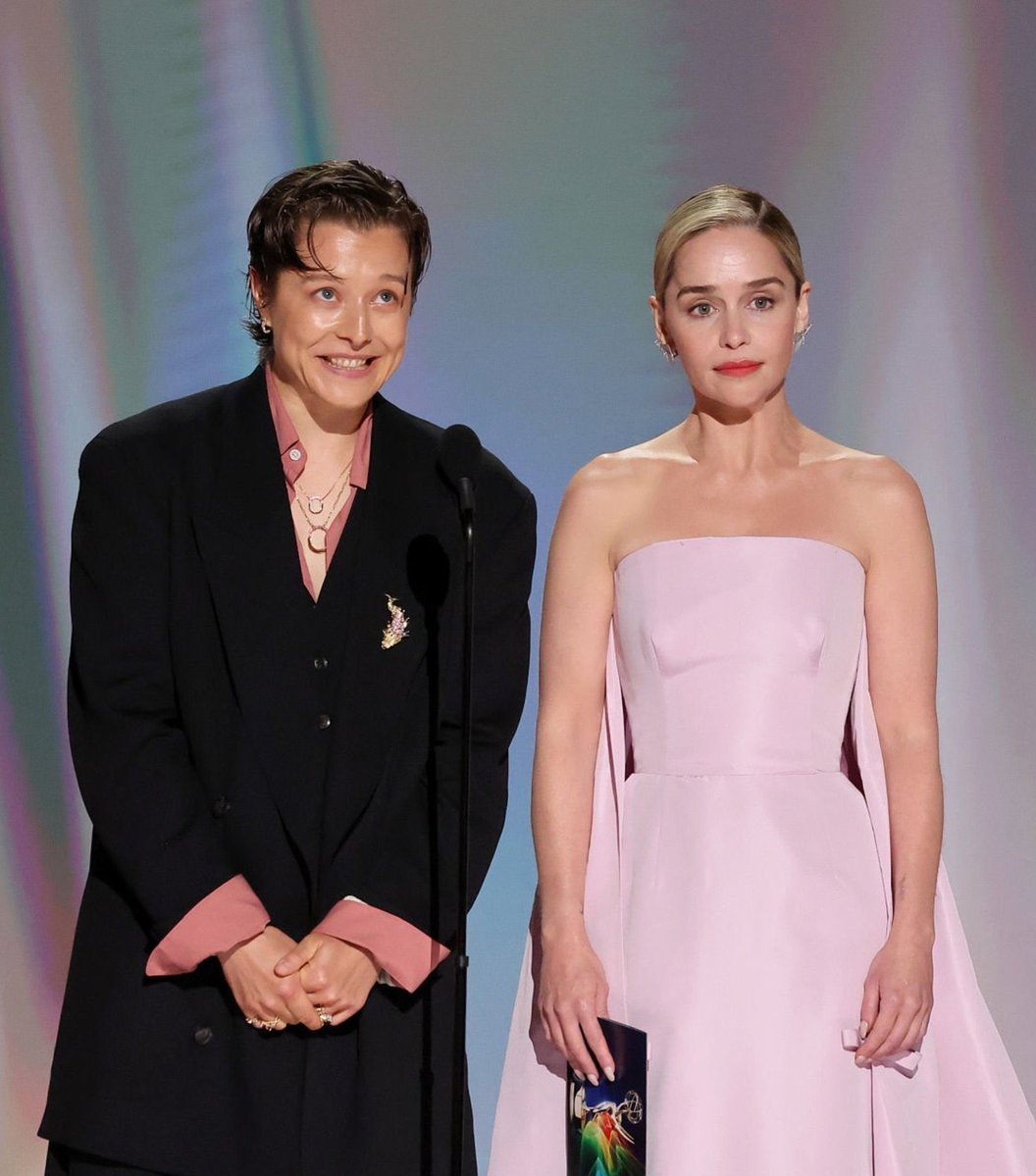ros__om's tweet photo. LAS VERDADERAS REINAS DE WESTEROS #Emmys https://t.co/11y7GcbqhC