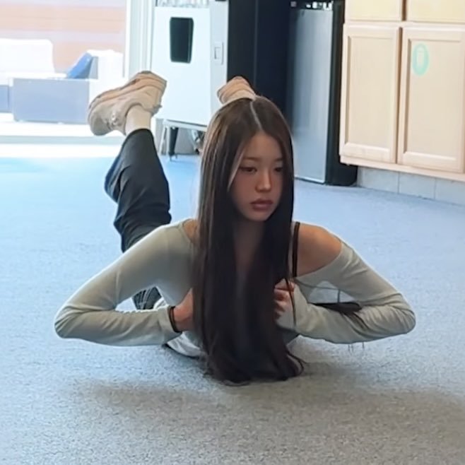 dumshaan's tweet photo. flexible kitty. •𐃷• https://t.co/gL9fW1WalU