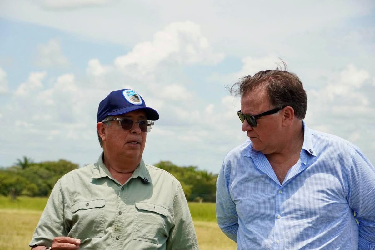 fabio_arjona's tweet photo. La Orinoquía no tiene que escoger entre conservación y desarrollo. Hoy, desde la Altillanura, hablamos de una región que puede ser productiva, competitiva y, al mismo tiempo, regenerativa.

Nuestra tarea desde @minambienteco es ayudar a ordenar el crecimiento: definir dónde producir, dónde conservar y dónde restaurar, de acuerdo con la vocación de cada territorio.

El agua, los suelos y la biodiversidad no son obstáculos para la economía. Son su infraestructura natural. Por eso, la apuesta es clara: Agua, Biodiversidad y Comunidades —ABC— como pilares de una nueva economía, capaz de integrar agroindustria, bioeconomía, restauración y conservación.

En la #PatriaMilagro queremos que conservar y restaurar sean oportunidades económicas para quienes habitan y protegen este territorio. La Orinoquía tiene la oportunidad de construir su propio modelo. Y queremos hacerlo junto a los productores, las comunidades, las autoridades y el sector privado.

Aquí el ambiente no es el límite del desarrollo: es el habilitante de la productividad, la inversión y la prosperidad.