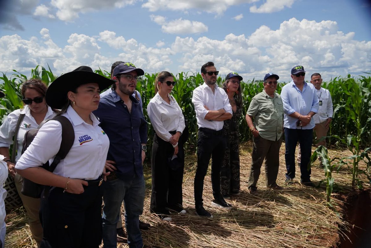 fabio_arjona's tweet photo. La Orinoquía no tiene que escoger entre conservación y desarrollo. Hoy, desde la Altillanura, hablamos de una región que puede ser productiva, competitiva y, al mismo tiempo, regenerativa.

Nuestra tarea desde @minambienteco es ayudar a ordenar el crecimiento: definir dónde producir, dónde conservar y dónde restaurar, de acuerdo con la vocación de cada territorio.

El agua, los suelos y la biodiversidad no son obstáculos para la economía. Son su infraestructura natural. Por eso, la apuesta es clara: Agua, Biodiversidad y Comunidades —ABC— como pilares de una nueva economía, capaz de integrar agroindustria, bioeconomía, restauración y conservación.

En la #PatriaMilagro queremos que conservar y restaurar sean oportunidades económicas para quienes habitan y protegen este territorio. La Orinoquía tiene la oportunidad de construir su propio modelo. Y queremos hacerlo junto a los productores, las comunidades, las autoridades y el sector privado.

Aquí el ambiente no es el límite del desarrollo: es el habilitante de la productividad, la inversión y la prosperidad.