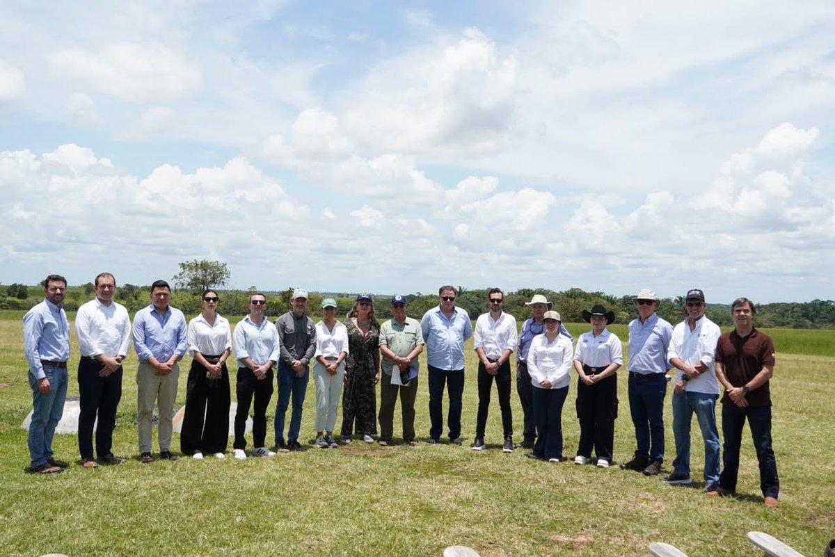 fabio_arjona's tweet photo. La Orinoquía no tiene que escoger entre conservación y desarrollo. Hoy, desde la Altillanura, hablamos de una región que puede ser productiva, competitiva y, al mismo tiempo, regenerativa.

Nuestra tarea desde @minambienteco es ayudar a ordenar el crecimiento: definir dónde producir, dónde conservar y dónde restaurar, de acuerdo con la vocación de cada territorio.

El agua, los suelos y la biodiversidad no son obstáculos para la economía. Son su infraestructura natural. Por eso, la apuesta es clara: Agua, Biodiversidad y Comunidades —ABC— como pilares de una nueva economía, capaz de integrar agroindustria, bioeconomía, restauración y conservación.

En la #PatriaMilagro queremos que conservar y restaurar sean oportunidades económicas para quienes habitan y protegen este territorio. La Orinoquía tiene la oportunidad de construir su propio modelo. Y queremos hacerlo junto a los productores, las comunidades, las autoridades y el sector privado.

Aquí el ambiente no es el límite del desarrollo: es el habilitante de la productividad, la inversión y la prosperidad.