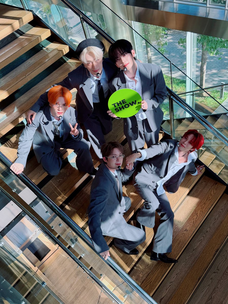 theshow_offcl's tweet photo. 메이크업 픽서 사면 진짜로 다 고정됨?
#더쇼 옆에 고정 시키고 싶은 #VERIVERY 가 있어서
특유의 아랑스러움이 숨긴다고 숨겨지는 것도 아니고
일반적인 매력으로는 저런 생활이 불가능함...
분명 #Dont_Panic 한 일을 하고 있을 것
(´,,•ᆺ(•ᆺ•,,`)♡
@the_verivery https://t.co/V2dJBTqk7l