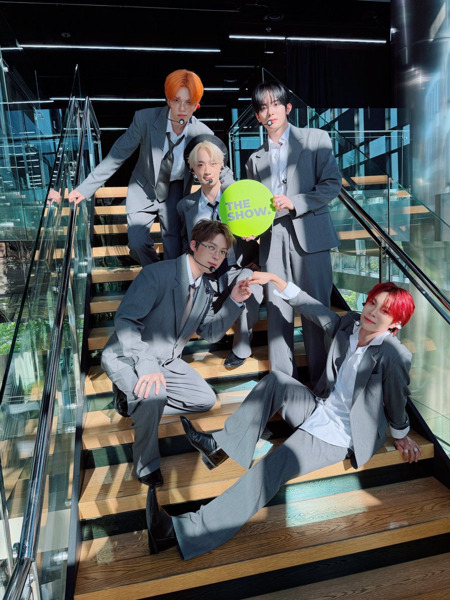 theshow_offcl's tweet photo. 메이크업 픽서 사면 진짜로 다 고정됨?
#더쇼 옆에 고정 시키고 싶은 #VERIVERY 가 있어서
특유의 아랑스러움이 숨긴다고 숨겨지는 것도 아니고
일반적인 매력으로는 저런 생활이 불가능함...
분명 #Dont_Panic 한 일을 하고 있을 것
(´,,•ᆺ(•ᆺ•,,`)♡
@the_verivery https://t.co/V2dJBTqk7l