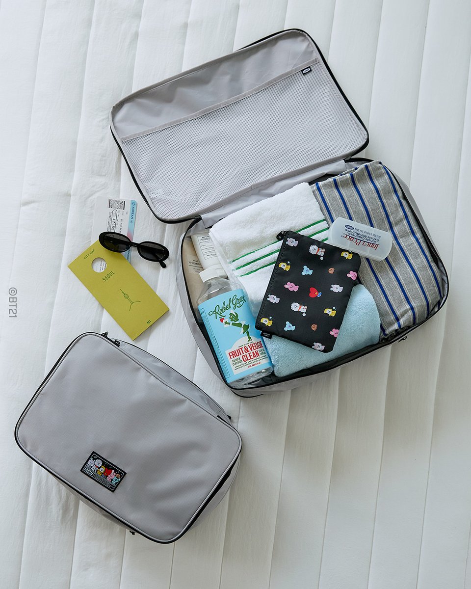BT21_Japan's tweet photo. BT21 TRAVEL

かさばる荷物をコンパクトに、両手は軽やかに！
旅のおともにぴったりなトラベルメイト✈️

🔗今すぐオンラインストアへ
https://t.co/4bIeFZKjrN

#BT21

──────────

【お取り扱い店舗】

🛍️本日より順次発売！
・LINE FRIENDS SQUARE SHIBUYA

🛍️9/25(金)より発売スタート！
・エソラ池袋
・三宮オーパ
・イトーヨーカドー宇都宮
・阪急西宮ガーデンズ
・HMV＆BOOKS SHIBUYA