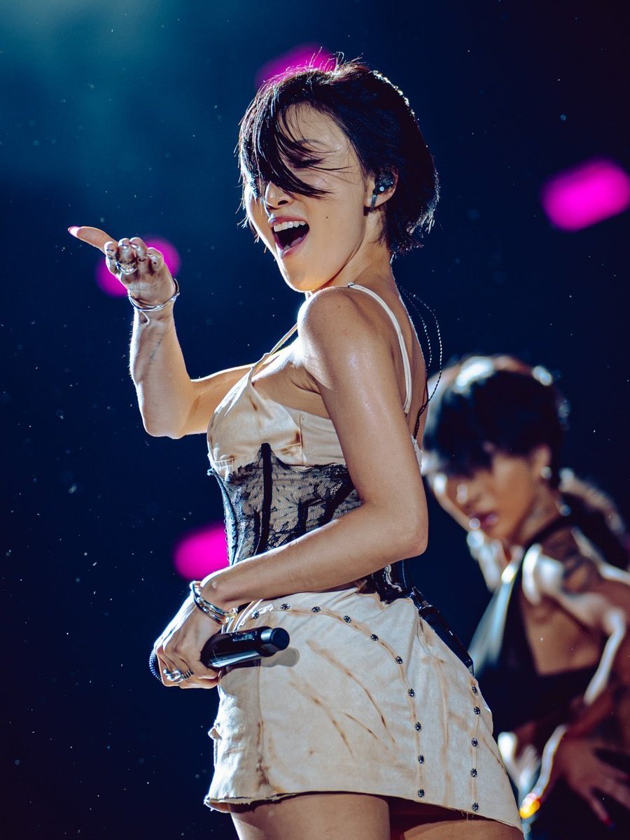 starryhwasa's tweet photo. QUEEN OF THE STAGE 🔥 https://t.co/6IJRjD1PSb